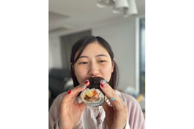 山本圭壱、恵方巻き食べる妻・西野未姫のすっぴん姿を投稿 「幸せそうなお顔を見てほっこり」 画像