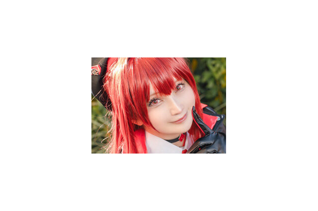 真っ赤な髪にパンクテイストの黒衣装！カッコ良さとセクシーが絶妙な『NIKKE』ラピ:レッドフードの美女レイヤー 画像