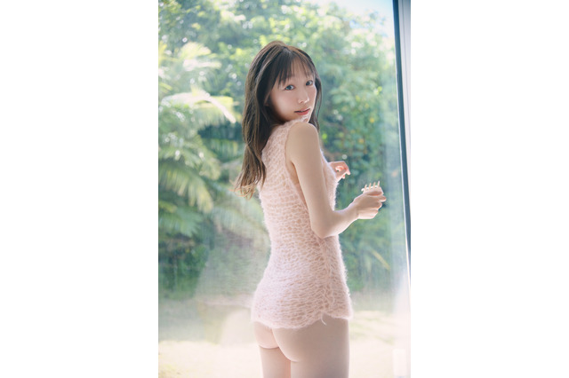 須田亜香里、最新写真集の“オフショ動画”が超セクシー! あみあみニットを捲り上げて…… 画像