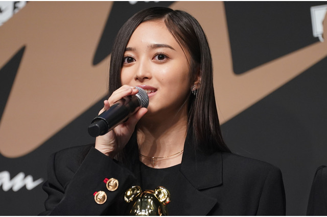 乃木坂46・井上和、“憧れの先輩”からほっぺたツンツン！ 照れ笑いショットが「可愛すぎる」と話題 画像