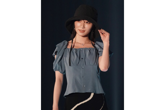 櫻坂46・守屋麗奈、絶対領域チラ見えの黒ニーハイショット！ 画像