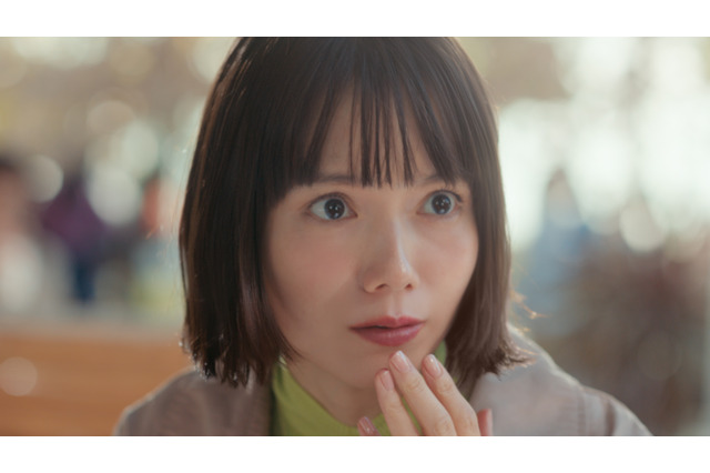 宮﨑あおいが新作「あんことおもちのいちご大福パイ」を堪能！ マクドナルド新CM「じゅわわわっと」篇 画像