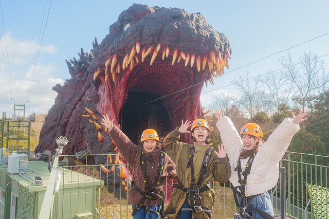 ニジゲンノモリ、大迫力のゴジラに向かって“大滑空”できる「春のペアジップライン」キャンペーンを実施！ 画像
