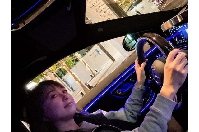渡辺美奈代、左ハンドルのベンツをカッコよく運転! 反響続々 画像
