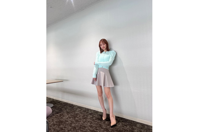 神部美咲、神スタイル際立つミニスカショット!「美脚すぎ」とファンうっとり… 画像