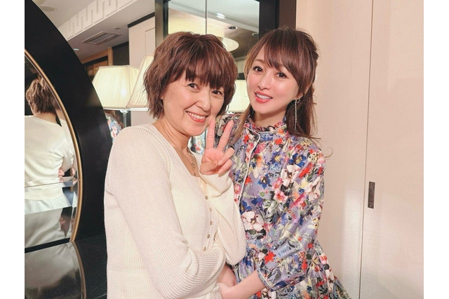 渡辺美奈代、元おニャン子クラブ・新田恵利と笑顔でツーショット!「お仕事で久しぶりに…」 画像
