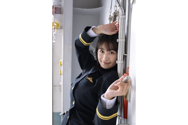 榎原依那、美しすぎる自衛官に! 護衛艦「くまの」でグラビア撮 画像