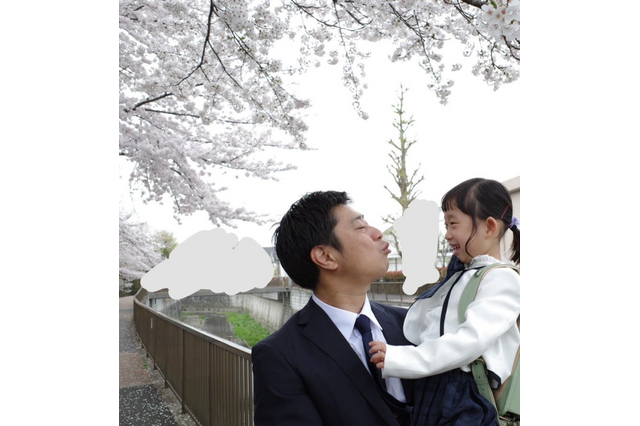 パンサー尾形、桜の下で愛娘に