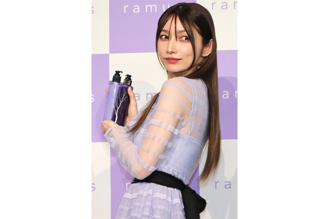 後藤真希、シースルーのドレスで美しさ際立つ…デビュー当時の“衝撃”金髪を振り返る 画像