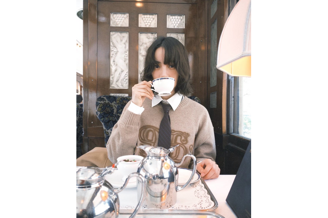 のん、オリエント急行で至福のティータイム！「映画のワンシーンみたい」「おっしゃれ～♪」 画像