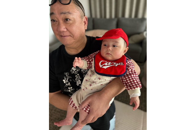 極楽とんぼ・山本圭壱、“カープ女子”姿の0歳愛娘と自宅で野球観戦！ 画像