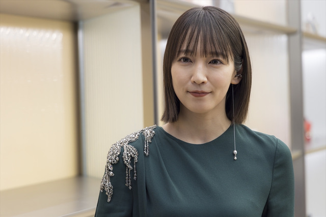 吉岡里帆、ヘプバーンが愛用したバッグ身につけイベント登場 画像