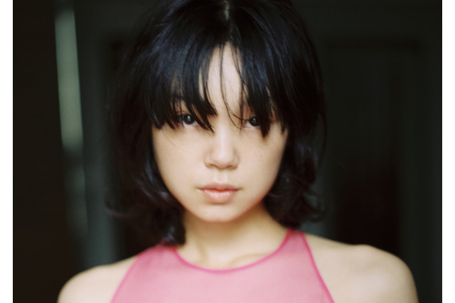 古川琴音、写真家・松岡一哲と7年ぶりの再タッグ！ 衝撃の写真集完成 画像