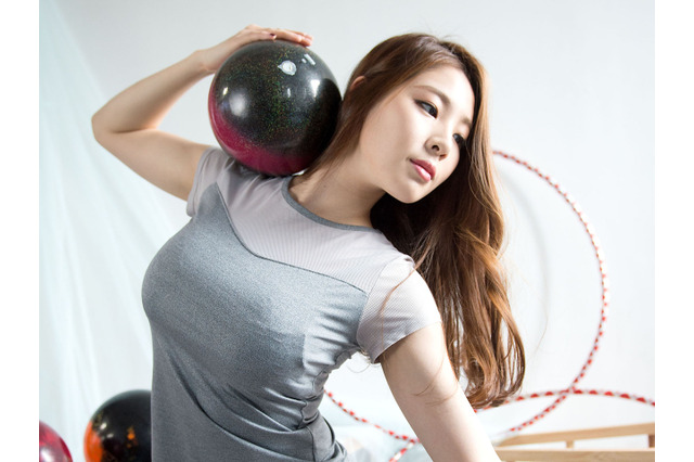 韓国の元新体操選手、“ボリューム強調”の大胆私服にファン釘付け！「絶頂の美貌」「綺麗すぎ」と反響【PHOTO】 画像