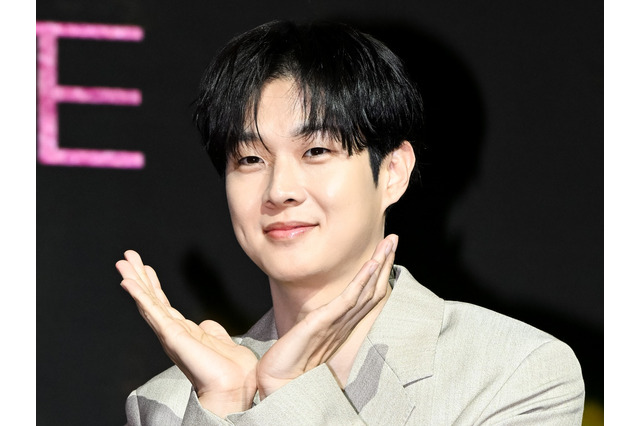 えっ、本当に35歳?俳優チェ・ウシク、爽やか春コーデでファンを魅了!撮影現場の裏側大公開 画像