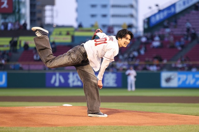 渡邊圭祐、楽天対日ハムの始球式で岩隈リスペクトのフォームを披露！ 画像