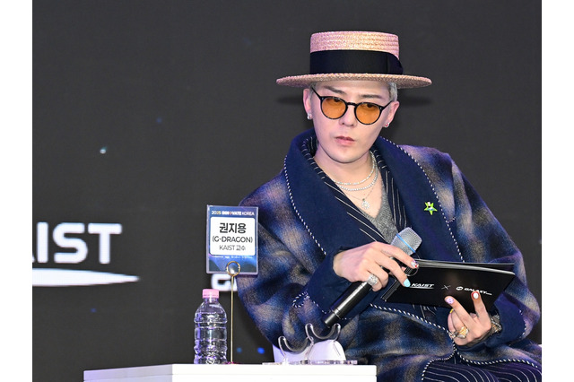“教授G-DRAGON”が漂わせる知性と色気――らしさ貫く遊び心満点スタイルに反響 画像