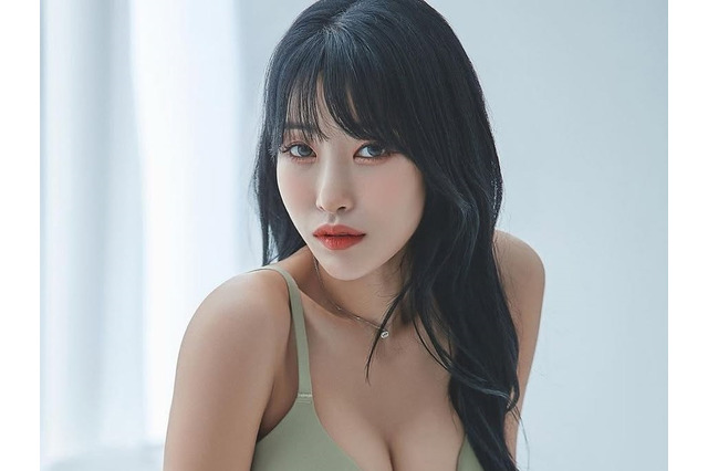 「AからEに」“元カレは日本人”豊胸公表の韓国女性芸人、大胆スイムウェア姿披露【画像】 画像