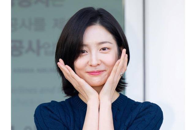 映画での“強烈ベッドシーン”とのギャップがすごい…韓国女優、朝の出国でも爽やかな笑顔で登場【独自写真】 画像
