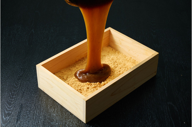 菓匠六鵬、一番搾り純黒糖100%使用の「黒糖わらび餅」が2年連続でモンドセレクション金賞！ 画像