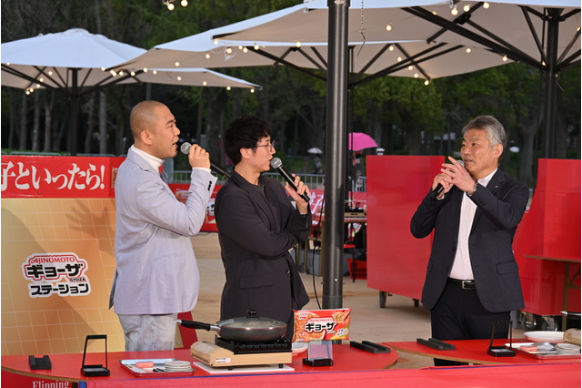 コロコロチキチキペッパーズ、大阪グルメEXPOで「ギョーザ」焼き対決披露 画像
