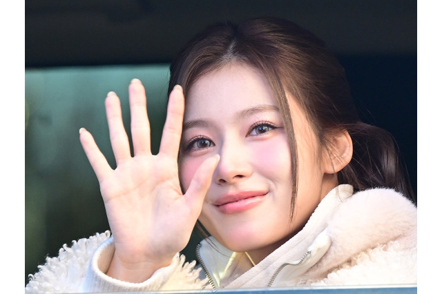 シースルーから溢れ出る色気…TWICE・サナ、“攻め衣装”で見せた大人の余裕【PHOTO】 画像