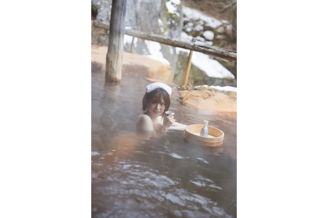 「ウマ娘」声優・夏吉ゆうこ、露天風呂でも呑む♪“お酒好き”を象徴するカット公開！初の写真集発売 画像