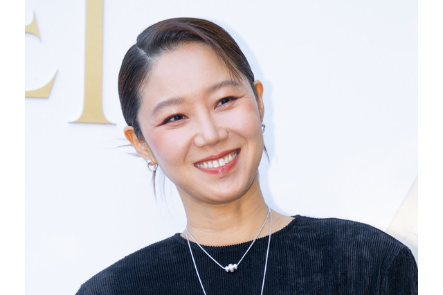 二の腕には大きなタトゥー!“10歳下”夫の除隊を待つ女優コン・ヒョジン、一段と輝きを増した美貌【PHOTO】 画像