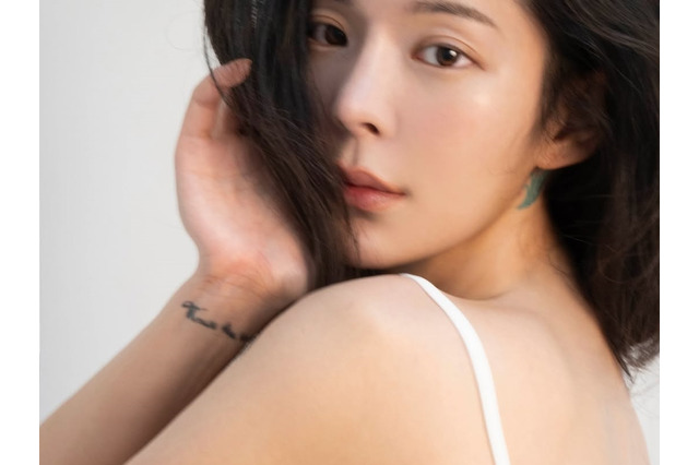 “ブラレス・素肌コート”で話題の韓国女性歌手、7kg減でアップデート！「注意報発令」の声も 画像