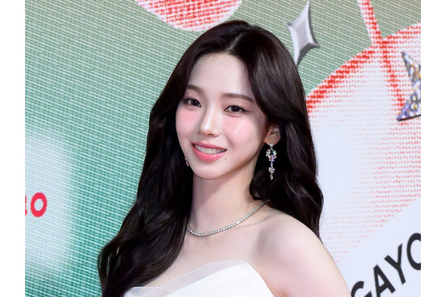 aespa・カリナ、ロングヘアで再降臨!“胸元あらわ”なシルクドレス姿にファン悶絶「破壊力が…」【PHOTO】 画像
