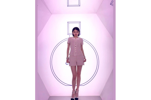 出口夏希、ショーパンから美脚すらり! CHANELイベントで「レベチ」の美スタイル 画像