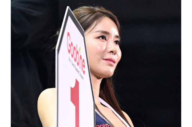 韓国の美しき長身ロードガール、あみあみスイムウェア姿のダブルピースで視線強奪「可愛くて魅力的！」【PHOTO】 画像