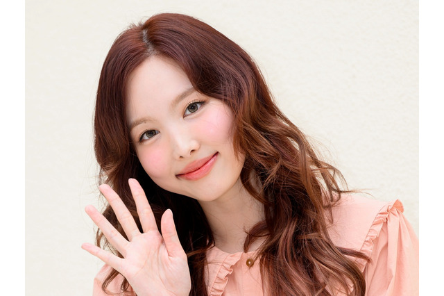 布が少ない…？TWICE・ナヨン、“ほぼ見えてる”春コーデで登場！【独自写真】 画像