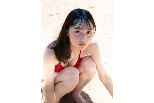 高井真菜、情熱的な視線の水着ショット！ デジタル写真集を2冊同時発売 画像
