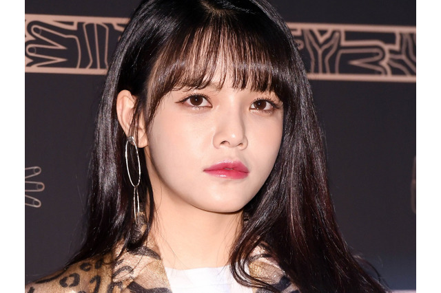 同じメンバーへの10年にわたる“いじめ”で脱退した元K-POPアイドル、おへそ丸出しのウエストラインで話題【PHOTO】 画像