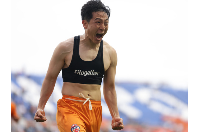 ユニホーム脱いで感情爆発！元横浜FMナム・テヒ、華麗な右足ボレーで記念すべき韓国Kリーグ初ゴール 画像