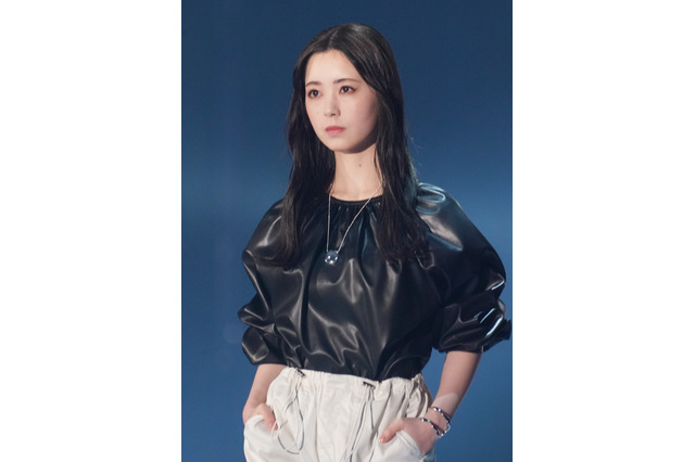 乃木坂46・筒井あやめ、スクールガールっぽくミニスカ着こなし！写真集オフショ動画から 画像