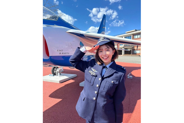 寺本莉緒、ブルーインパルスの前でとびきり笑顔！ 可愛すぎる“自衛官さん”に… 画像