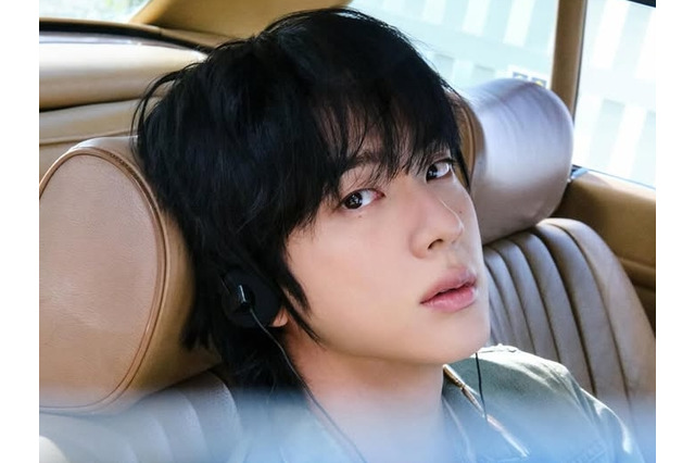 BTS・JINが“フロントマン”に ポテンシャル引き出す90年代“爽やかグランジ”スタイルに注目 画像