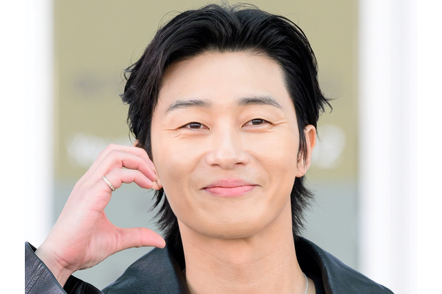 革ジャン姿で視線ロック！パク・ソジュン、“眠らない街”を舞台に圧倒的存在感【PHOTO】 画像