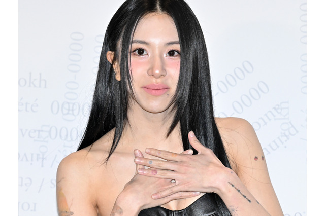 腕のタトゥーもチラ見せ…26歳になったTWICEチェヨン、誕生日ケーキを前に満面の“舌ペロ笑顔”!【PHOTO】 画像