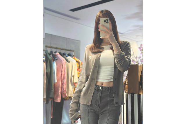 雪平莉左、“美しすぎるラウンドガール”の美腹筋チラ見せ！ 画像