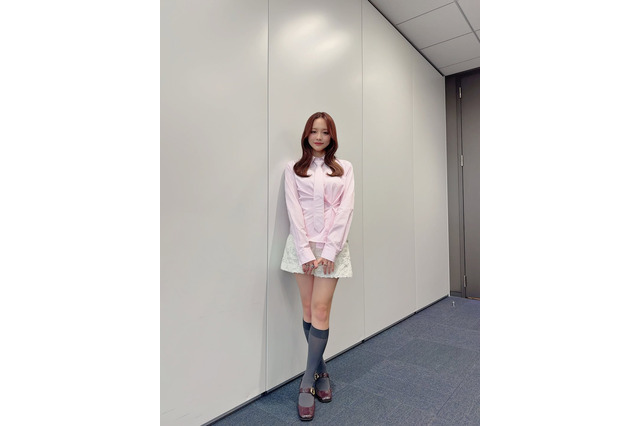 森香澄、ミニ丈×ハイソックスの美脚ショットが好評!「ビジュ可愛いすぎ」「流石のスタイル」 画像