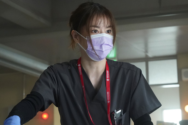 受け入れを拒否された70歳の女性に、朱羅（松本若菜）は…『Dr.アシュラ』 画像