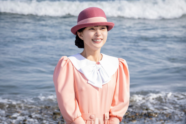 新婚旅行の夜、なつ美(芳根京子)と瀧昌(本田響矢)は手を握って見つめ合い…『波うららかに、めおと日和』 画像