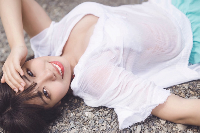 人気YouTuber・たにりか、キャンプ場で脱ぎ脱ぎ!? 初のデジタル写真集発売決定 画像