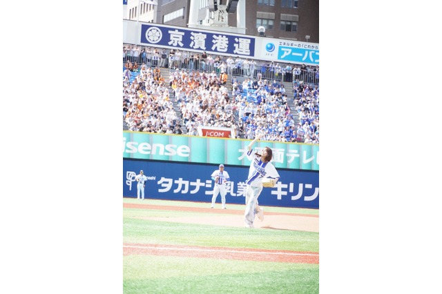 相川七瀬、始球式でノーバンピッチング！3度目の正直 画像