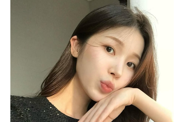 北朝鮮で生まれた脱北女優、華奢なスタイルが映える純白タンクトップ…透明感あふれる美貌に反響【PHOTO】 画像