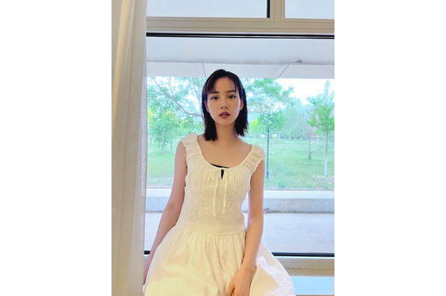 のん、デコルテ全開の白ワンピ姿が美しい！「ナイス～～～～～～～！」「ムチャ可愛い」と反響続々 画像