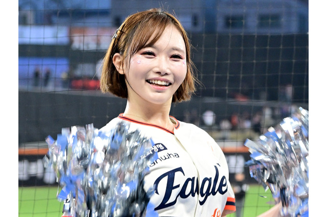 韓国プロ野球初の日本人チアガール！野澤彩華さんの“美肩チラリ”オフSHOTに反響「素敵すぎ」「パーフェクトビューティ！」【PHOTO】 画像
